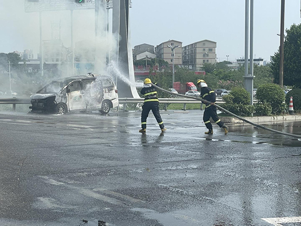 綿陽(yáng)機(jī)場(chǎng)消防隊(duì)迅速處置突發(fā)自燃車(chē)輛.jpeg